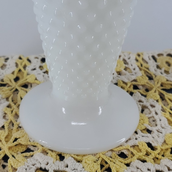HOBNAIL VINTAGE MILK GLASS VASE - Picture 7 of 7